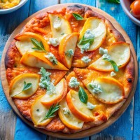 пицца с грушей и горгонзоллой